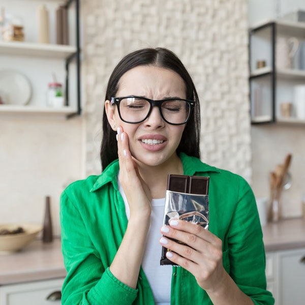 A gyökérkezelés menete során, ha a fog belsejében található gyulladás vagy fertőzés eléri a fogbelet, szükségessé válhat a mikroszkópos gyökérkezelés, amely a gyökérkezelt fog megmentésének egyik precíz módja.