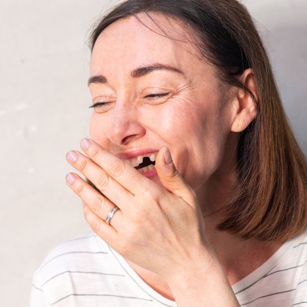 Foghiány esetén többféle fogpótlási megoldás létezik: a kivehető fogpótlás (vagy fogsor) egy olyan opció, amely a meglévő természetes fogakra támaszkodik, de bármikor eltávolítható. Ezzel szemben a rögzített fogpótlások, mint például egy ideiglenes korona, tartósan rögzülnek a fogakhoz vagy implantátumokhoz.