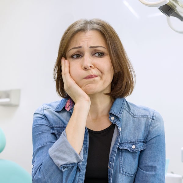 Egy gyökérkezelt fog, ami azt jelenti, hogy a fog belsejében található gyulladt vagy fertőzött szövet eltávolításra került a kezelés során. Ha a fog gyulladt vagy fertőzött, a mikroszkópos gyökérkezelés precízebb megoldást nyújthat a gyökércsatornák alapos tisztítására és fertőtlenítésére.