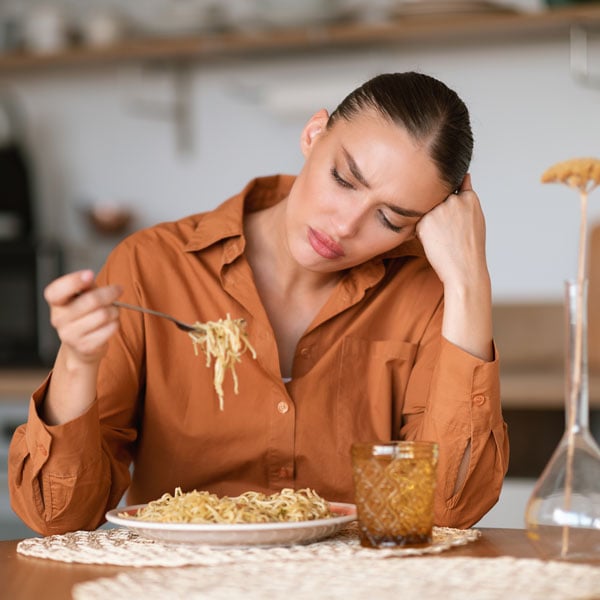 Bizonyos esetekben a fogászati implantátumok ideális megoldást jelentenek, azonban ha a csontállomány nem megfelelő mennyiségű, vagy valaki nem alkalmas a műtétre, a kivehető fogsor is egy opció lehet. Sokak számára az is kérdés, hogy a fogászati implantátumot mennyibe kerül beszerezni és beültetni, hiszen hosszú távon ez egy költséghatékonyabb és komfortosabb megoldás lehet.